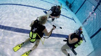 Oefeningen doen tijdens de introductieduik bij Brabantdiving Eindhoven